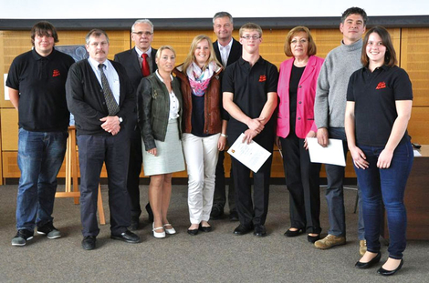Erfolgreicher Abschluss (v.l.n.r.): Marco Ostmann (FS Weinbau), Franz Loeffler (Ehemaligenverein Gartenbau), Dr. Guenther Hoos (Direktor), Silvia Kugel (Schulelternsprecherin), Franziska Geibel (FS Gartenbau), Wolfgang Pahlke (Ehemaligenverein der Weinbau), Lukas Roth (FS Weinbau), Birgit Falk (Abteilungsleiterin an der ADD), Joerg Oetken (FS Gartenbau) und Julia Stiess (FS Weinbau).
