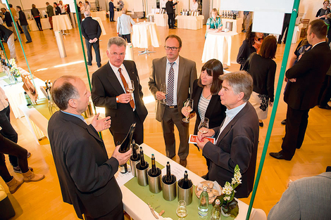Auch Weinbauministerin Ulrike Hoefken (zweite v.r.) machte sich bei Wein im Schloss ein Bild von den rheinland-pfaelzischen Spitzenweinen.