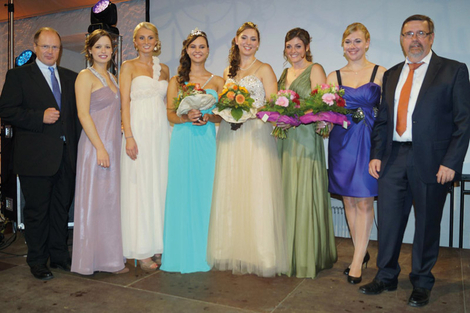 Royales Gruppenbild (v. l. n. r.): Landrat Burkhard Albers, ehemalige Rheingauer Weinprinzessin Elena Scholl, die ehemalige Rheingauer Weinprinzessin Hannah Rosenkranz, die amtierende Rheingauer Weinprinzessin Stephanie Goender, die amtierende Weinkoenigin Katharina Fladung, die ehemalige Rheingauer Weinkoenigin Julia Jakob, die ehemalige Deutsche Weinprinzessin Sabine Wagner und der Rheingauer Weinbaupräsident Peter Seyffardt.